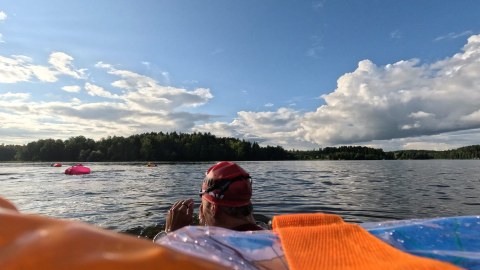 Swimmers are swimtrekking in the lake