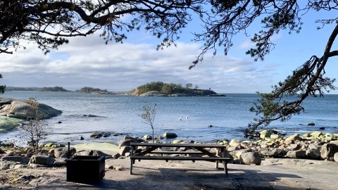 There are benches and tables to take a break during the visit. 