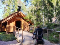 Wheelchair visitor appraching Wäinolä venue